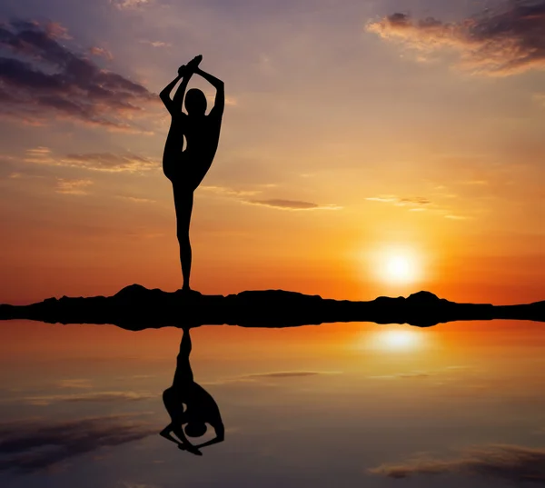Silueta de una mujer Yoga por la noche . —  Fotos de Stock