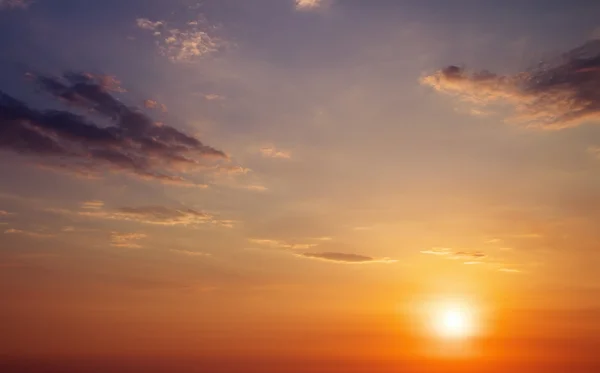 Belo céu do pôr-do-sol. Céu fundo. — Fotografia de Stock