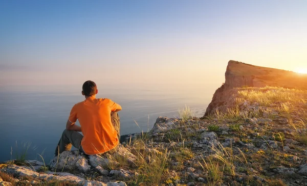 Man op top van de berg. — Stockfoto