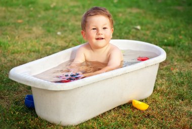 Küçük mutlu bebek banyo banyo