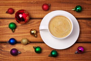 Fincan kahve ve farklı Noel bubbles