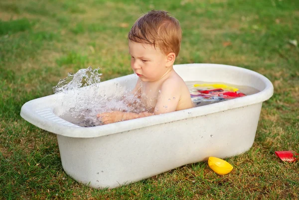 小さな赤ちゃんを浴びてお風呂 — ストック写真