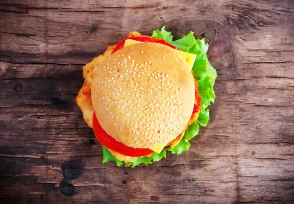 Hamburger z świeżych pomidorów, sałatka, ser i mięso — Zdjęcie stockowe