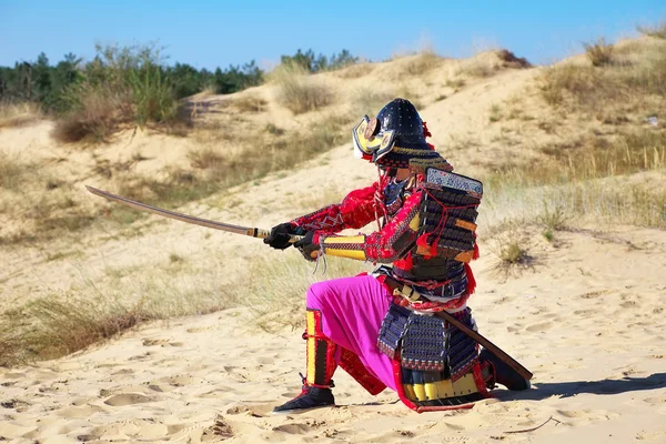 Samurai com espada na areia. Homens de armadura samurai no san — Fotografia de Stock
