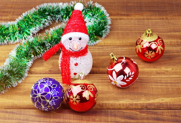 Multicolore giocattoli di Natale su sfondo di legno . — Foto Stock