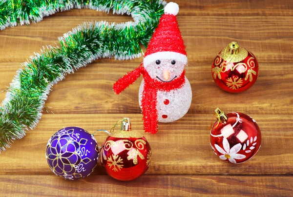 Brinquedos de Natal multicoloridos em fundo de madeira . — Fotografia de Stock