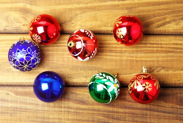 Farverige jule bobler på træ baggrund . - Stock-foto