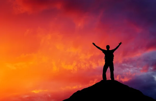 Silhouet van een man op een bergtop. — Stockfoto