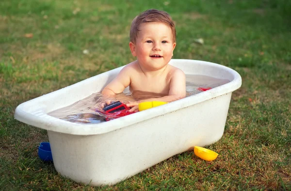 Un piccolo bambino felice bagnato nel bagno e giocare Foto Stock Royalty Free