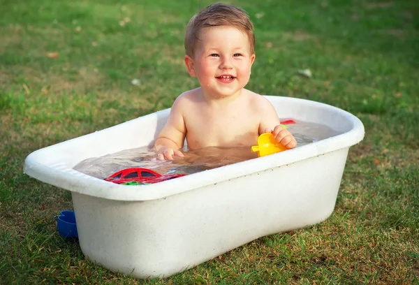 Un piccolo bambino felice bagnato nel bagno Fotografia Stock