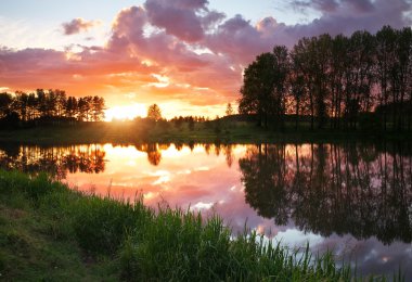 Villa gölde üzerinde ateşli gün batımı ile güzel manzara