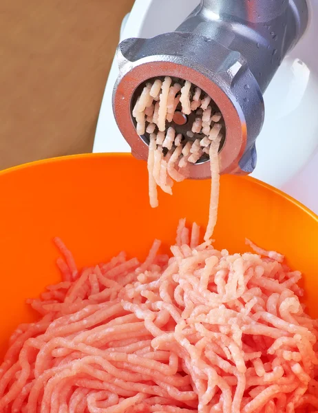 Preparation of minced meat using a meat grinder. Close-up — Stock Photo, Image