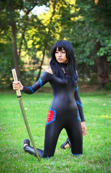 Chica joven sosteniendo espada samurai. Personaje original del cosplay — Foto de Stock