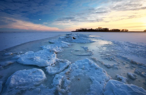 Vinter landskap med frusen sjö och solnedgång himlen. Sammansättningen av — Stockfoto