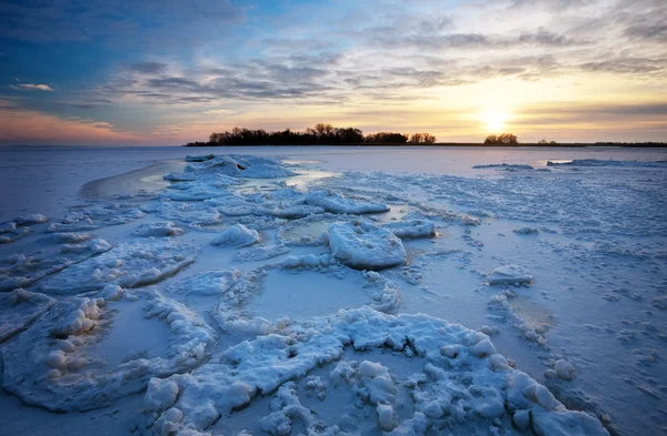 Paisagem de inverno com lago congelado e céu por do sol. Composição de — Fotografia de Stock