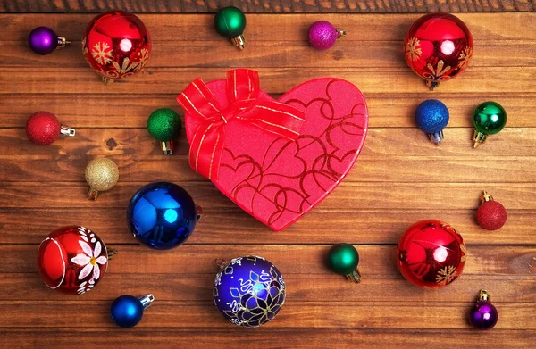 Noel hediye ve ahşap arka plan üzerinde farklı Noel oyuncaklar — Stok fotoğraf