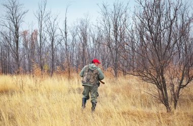 Avcı av için arıyorum av tüfeği ile taşıma.