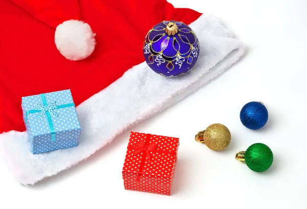 Santa Claus röd och vit hatt, leksak bubblor och julklappar — Stockfoto