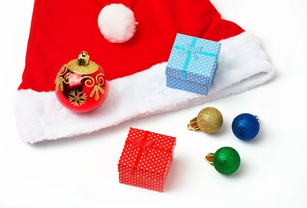 Weihnachtsmann Roter Und Weißer Hut Blasen Und Weihnachtsgeschenke Auf Weißem — Stockfoto