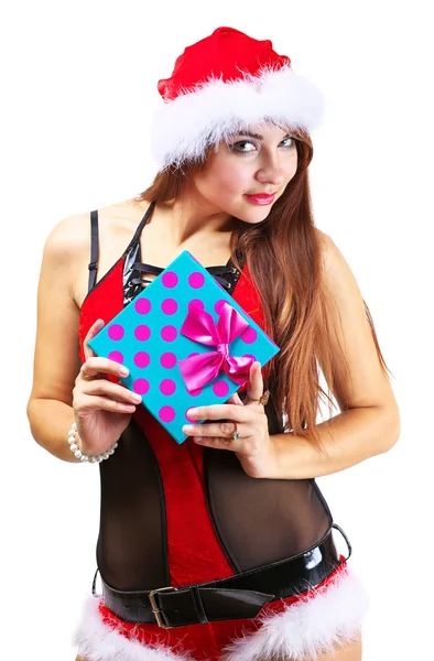 Schöne Frau im Weihnachtsmann-Kostüm mit Geschenk — Stockfoto