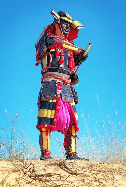 Hombre con traje de samurai con espada . — Foto de Stock