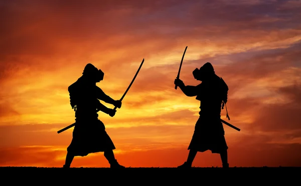 Düelloda iki samurais silüeti. İki samurais ile resim