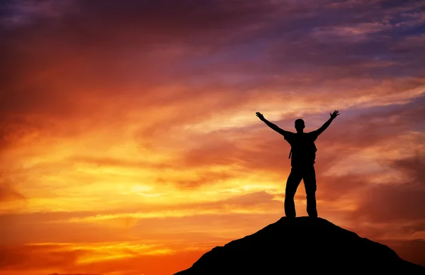 Silhouet van een man op een bergtop. — Stockfoto