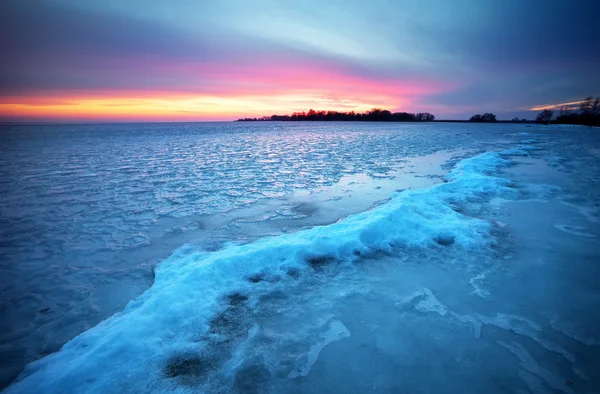 Winterlandschaft mit feurigem Himmel bei Sonnenuntergang. Zusammensetzung der Natur. — Stockfoto