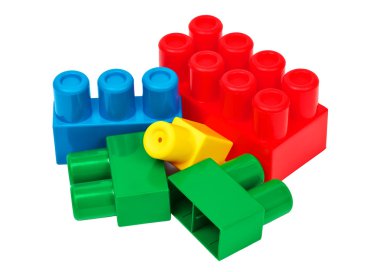 Beyaz arka plan üzerinde renkli blok bina oyuncak