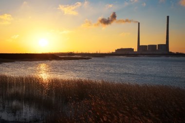 Termik santral, göl ve günbatımı güzel manzara