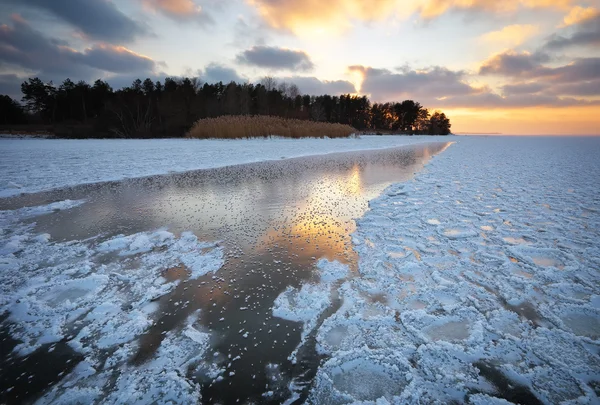 Wunderschöne Winterlandschaft mit Sonnenuntergang und zugefrorenem See — Stockfoto