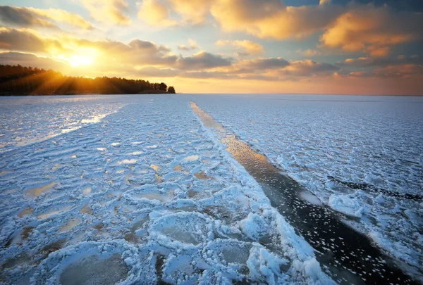 Bela paisagem de inverno com céu por do sol e lago congelado — Fotografia de Stock