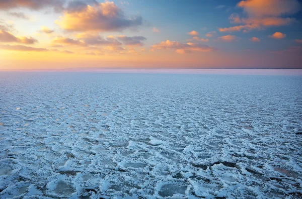 冰湖与日落的冬季风景. — 图库照片