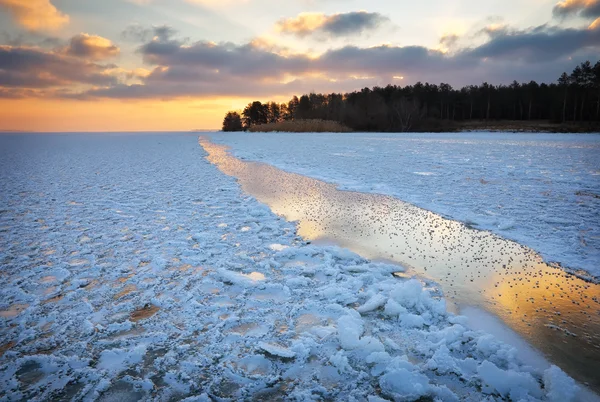 Wunderschöne Winterlandschaft mit Sonnenuntergang und zugefrorenem See — Stockfoto