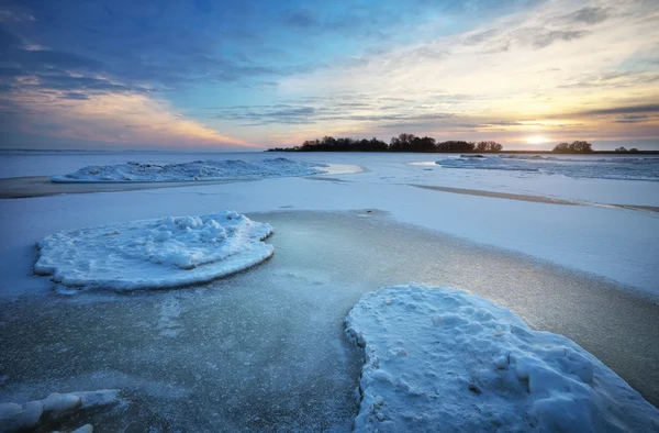 凍った湖と夕焼け空の冬の風景. — ストック写真