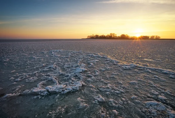 Winterlandschap met zonsondergang hemel. samenstelling van de natuur. — Stockfoto