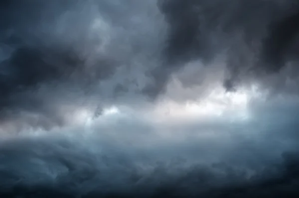 Céu dramático com nuvens escuras — Fotografia de Stock