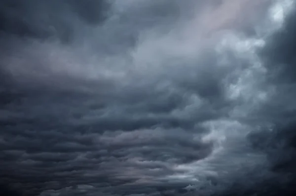 Céu dramático com nuvens escuras — Fotografia de Stock
