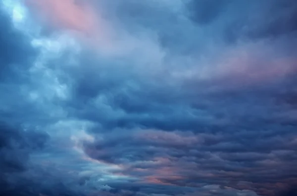 어두운 구름과 극적인 하늘 — 스톡 사진