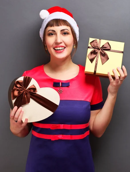 Portrait d'une belle fille dans des chapeaux de Père Noël avec des boîtes-cadeaux — Photo