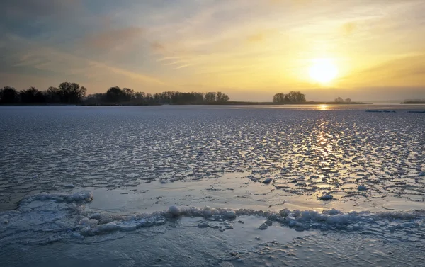 Winterlandschap met lake en zonsondergang vurige sky. — Stockfoto