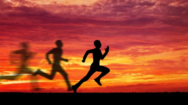 Silhouette di correre l'uomo contro il cielo colorato. Silhouette o — Foto Stock
