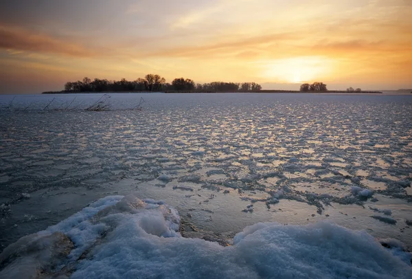 Schöne Winterlandschaft mit gefrorenem See und Sonnenuntergang. — Stockfoto