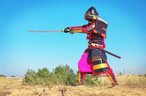 Hombre con traje de samurai con espada. Samurai con armadura antigua — Foto de Stock