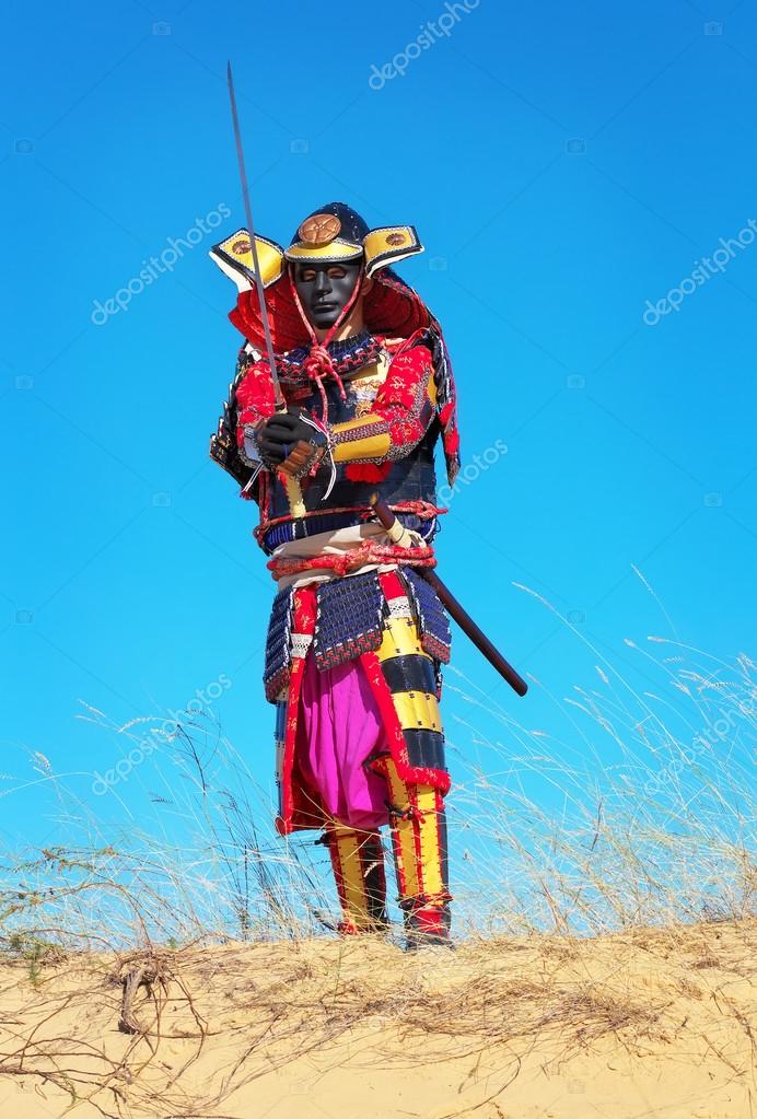 Batalla de dos personajes: un hombre disfrazado de samurái con espada y una  niña del futuro con espada. cosplay original.