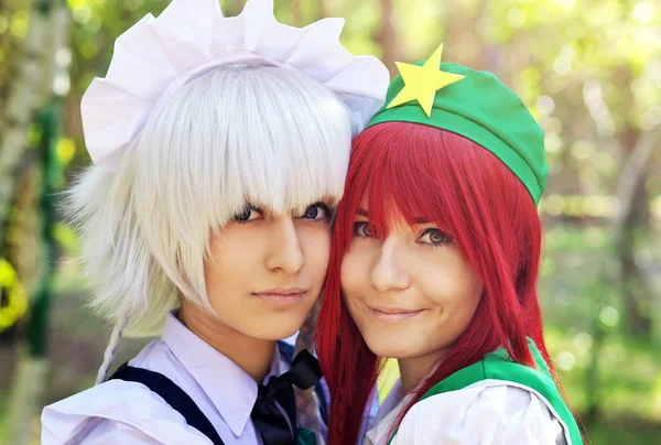 Twee mooie meisjes in de close-up van het park. Cosplay tekens — Stockfoto