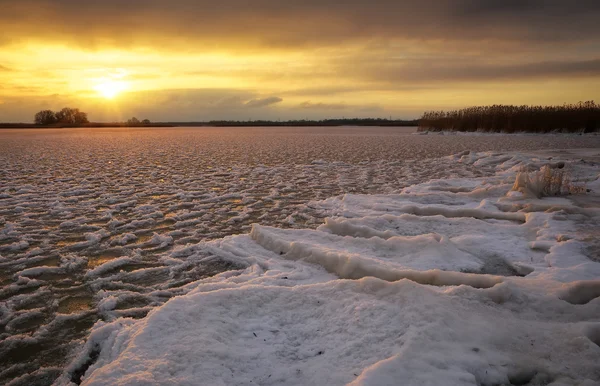 Χειμερινό τοπίο με ηλιοβασίλεμα ουρανό. — Φωτογραφία Αρχείου