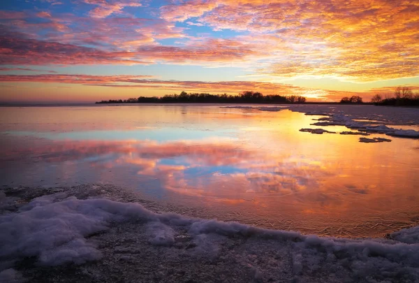 Winterlandschap met vurige avondrood. — Stockfoto