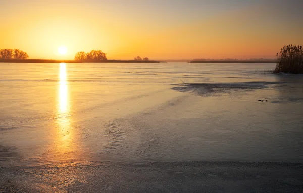 Zimní Krajina Zamrzlé Jezero Ohnivé Nebe Složení Přírody — Stock fotografie