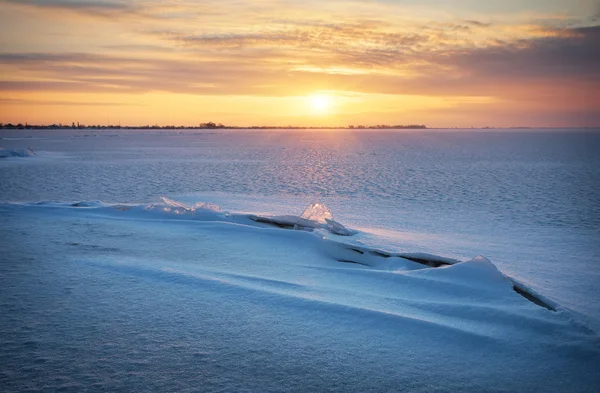 Wunderschöne Winterlandschaft mit gefrorenem See, Riss und Sonnenuntergang — Stockfoto